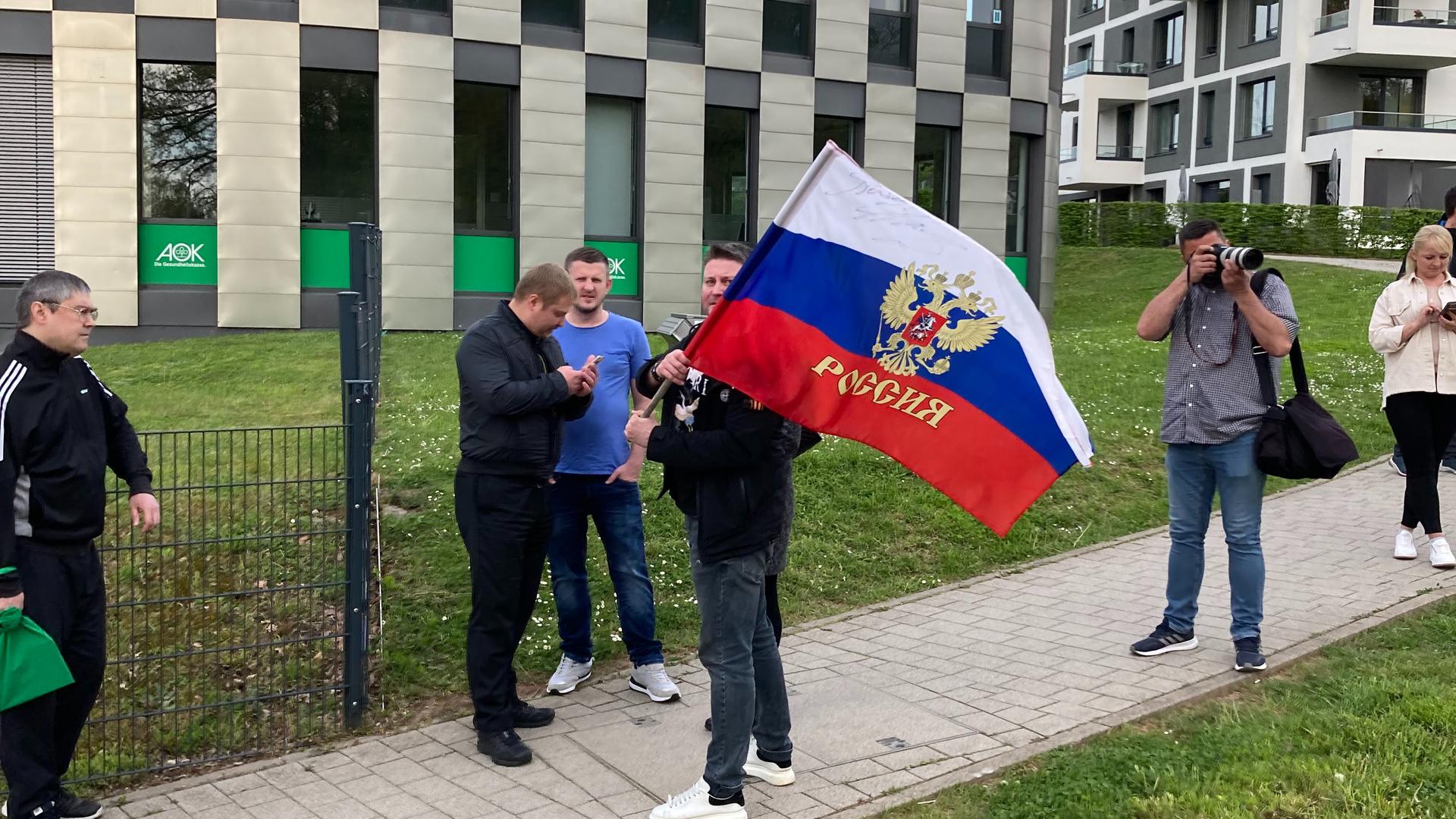 Demonstration auf dem Haidach: Am Rande Veranstaltung standen Zuschauer mir russischen Flaggen