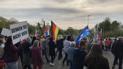 Demonstration auf dem Haidach: Russische Flaggen mischten sich mit Anti-Corona-Schildern