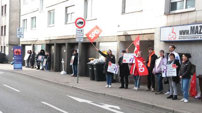Vor Pro Famalia in Pforzheim versammeln sich der SPD-Ortsverin mit Pro Familia-Mitgliedern, um Position zu beziehen gegen die Abtreibungsgegner von „40 Days for Life“