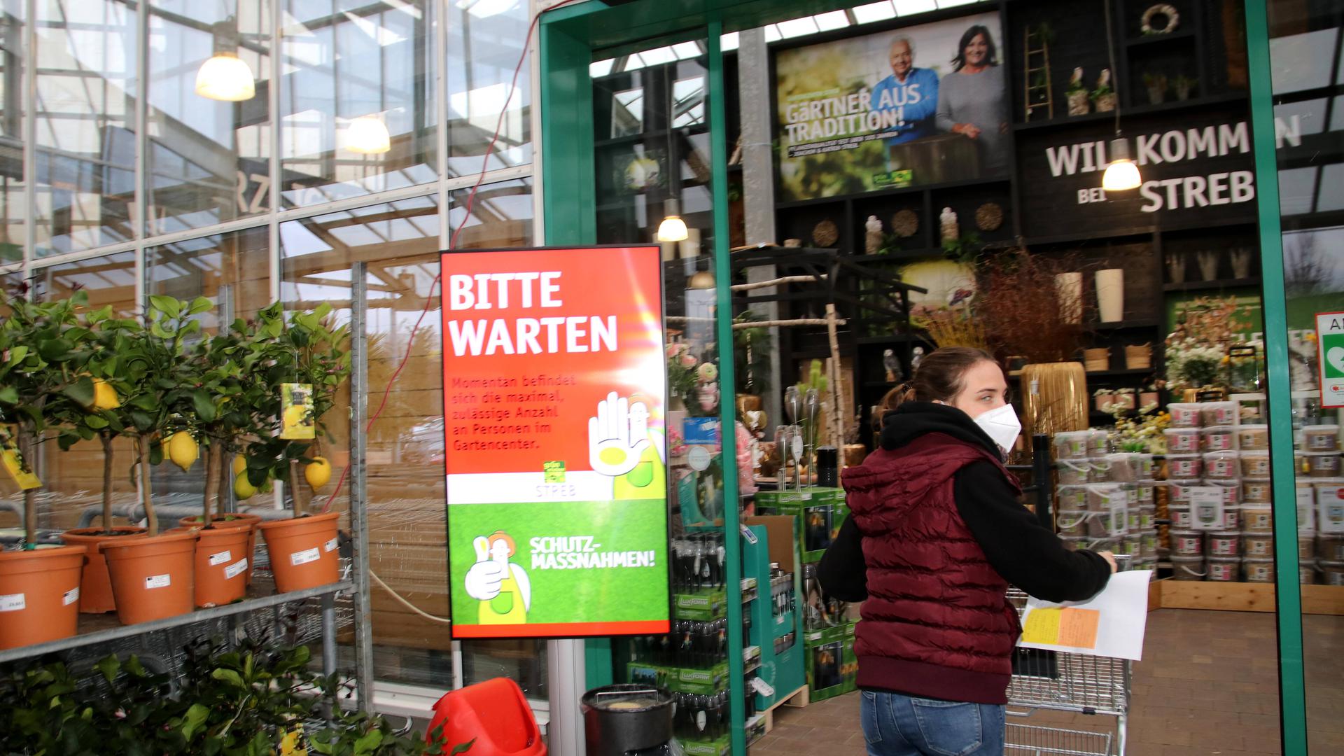 Klare Regeln: Mit einer Corona-Ampel versucht der Gartencenter Streb in Pforzheim die Zahl der Kunden im Landen zu steuern.