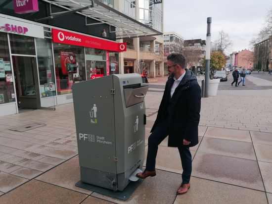 Der neue Smart-Mülleimer soll beim Sauberhalten der Stadt helfen. Die Technischen Dienste, das Ordnungsamt und OB Boch geben sich sichtlich begeistert von den neuen Mülleimern – auch in Hinsicht auf die Aufräumaktion „Saubere Stadt“