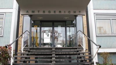 Vor Gericht: Vor der Pforzheimer Außenstelle des Landgerichts Karlsruhe müssen sich zwei Männer und eine Frau wegen Geiselnahme, Bedrohung und Körperverletzung  verantworten.