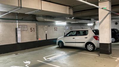Neue Parkplätze für E-Autos in Pforzheimer Tiefgarage Theater/CCP an Stelle bisheriger Frauenparkplätze.