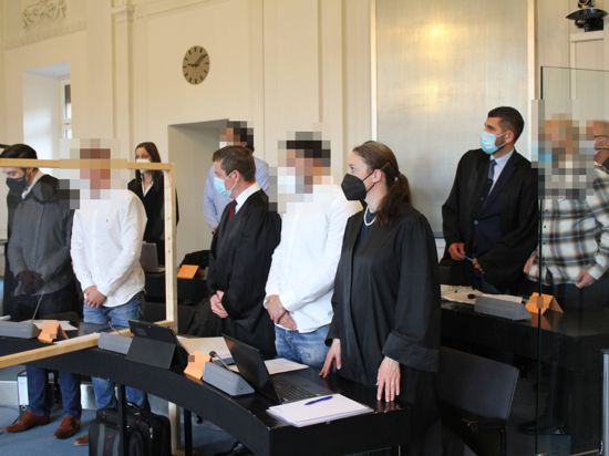 Prozessauftakt: In acht Verhandlungstagen will die Schwurgerichtskammer am Landgericht Karlsruhe klären, ob fünf junge Männer aus Pforzheim und Enzkreis des versuchten gemeinschaftlichen Totschlags schuldig sind.