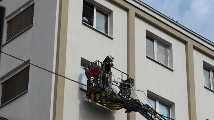 Ein Feuerwehrmann wurde auf Höhe eines Wohnungsfensters in der Pforzheimer Leopoldstraße gehievt.