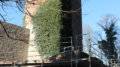 Eingezäunt: Die Sanierungsarbeiten an der Burgruine Liebeneck hoch über dem Würmtal dauern schon seit 2019 und sollen voraussichtlich 2023 abgeschlossen sein. Derzeit ruhen die Arbeiten wegen der Schutzfrist für die Wanderfalken.
