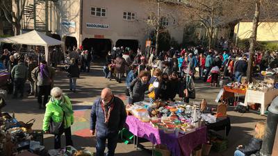 Besucher und private Verkäufer vor der Nagoldhalle in Dillweißenstein beim ersten Flohmarkt des Jahres  