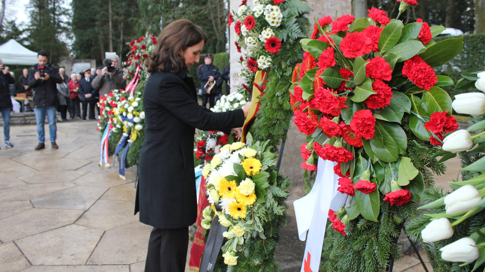 Die Vizepräsidentin des Deutschen Bundestags, Aydan Özoğuz, legt bei der Gedenkfeier auf dem Hauptfriedhof einen Kranz nieder.