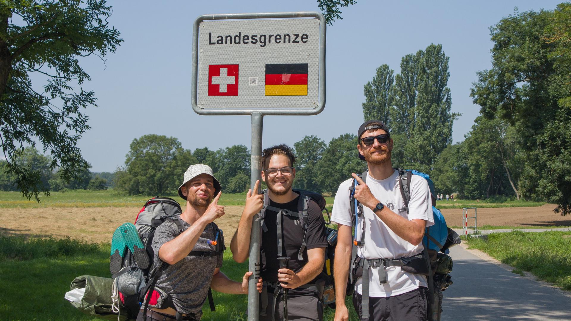 Die Wanderer gut gelaunt beim Grenzübertritt kurz vor Basel.