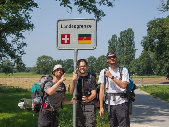 Die Wanderer gut gelaunt beim Grenzübertritt kurz vor Basel.