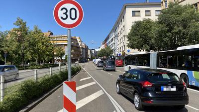 Langsamer unterwegs: Auf den Hauptverkehrsstraßen in Pforzheim gilt seit Anfang Juni vielerorts Tempo 30, im Juli kommen noch weitere Straßen hinzu.