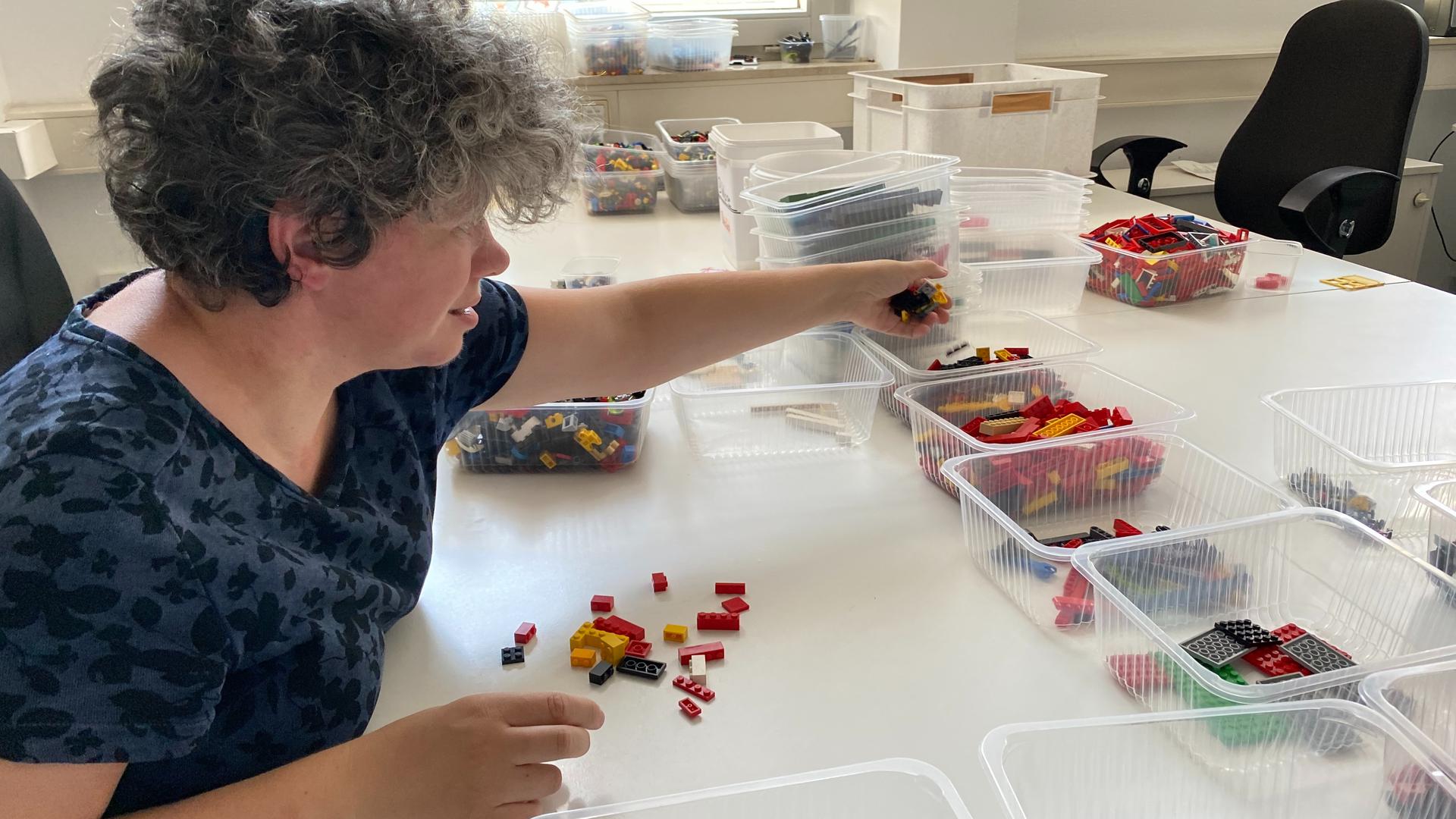 Reine Handarbeit: Silja Radkowitsch sortiert die Legosteine vor. Anschließend werden sie gewaschen und desinfiziert