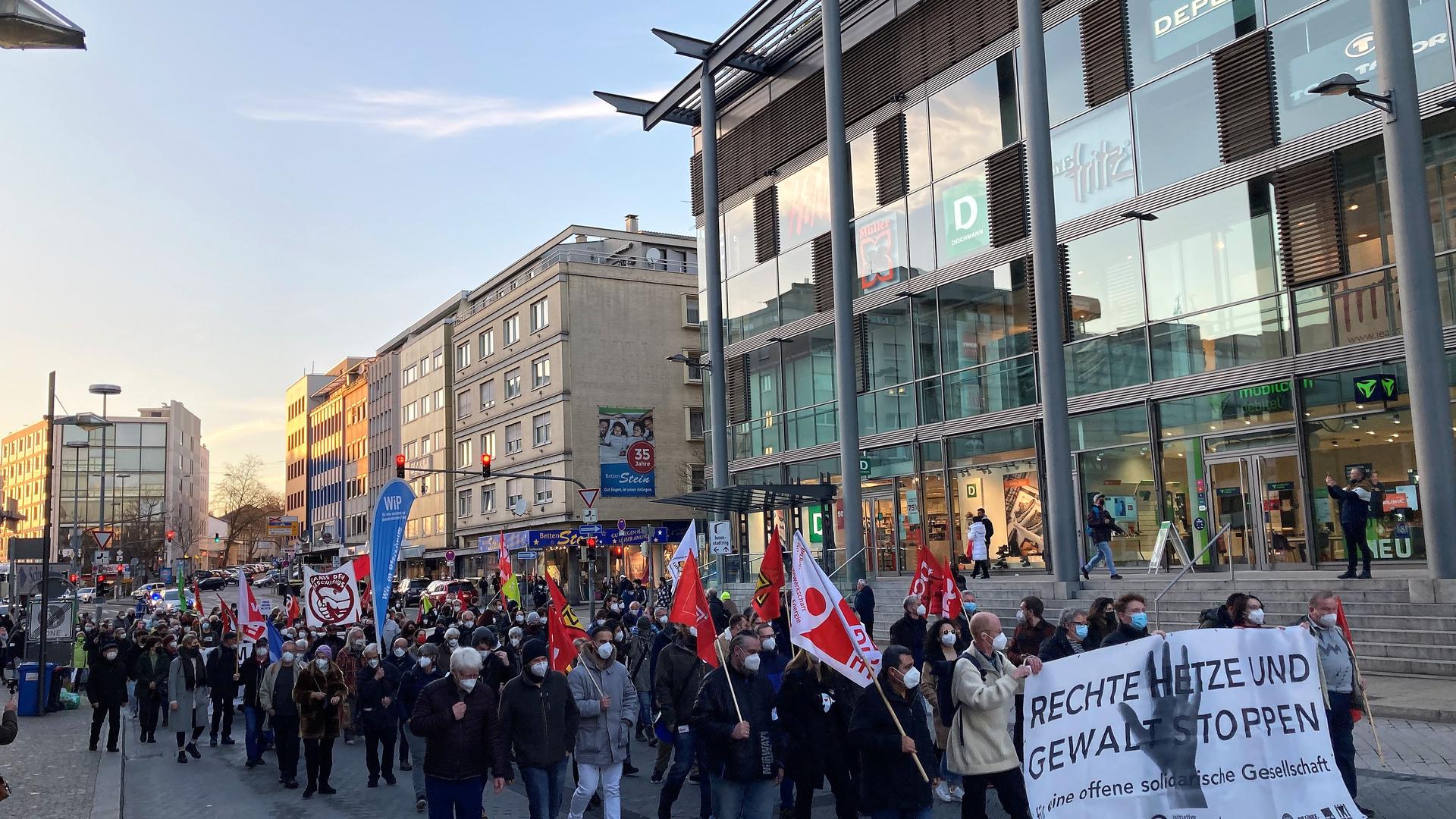 Demonstrationszug der Pforzheimer Initiative gegen Rechts, die Jahr für Jahr gegen die rechtsextremistische „Fackelmahnwache“ auf dem Wartberg protestiert