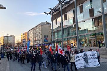Demonstrationszug der Pforzheimer Initiative gegen Rechts, die Jahr für Jahr gegen die rechtsextremistische „Fackelmahnwache“ auf dem Wartberg protestiert