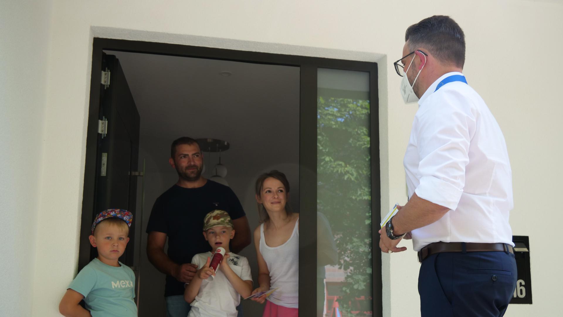 Familie Mereschko bekam am Freitagnachmittag überraschend Besuch von OB Peter Boch (rechts), der von Haustür zu Haustür unterwegs war, um für die Impfung zu werben