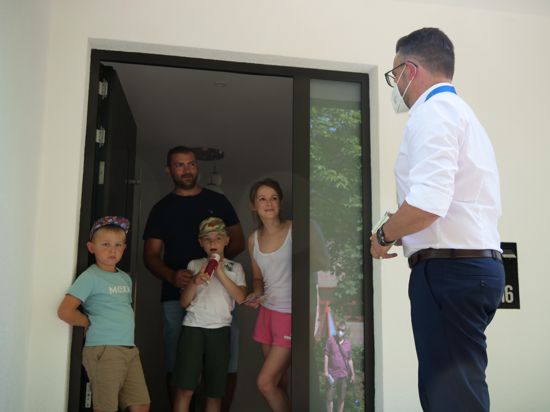Familie Mereschko bekam am Freitagnachmittag überraschend Besuch von OB Peter Boch (rechts), der von Haustür zu Haustür unterwegs war, um für die Impfung zu werben
