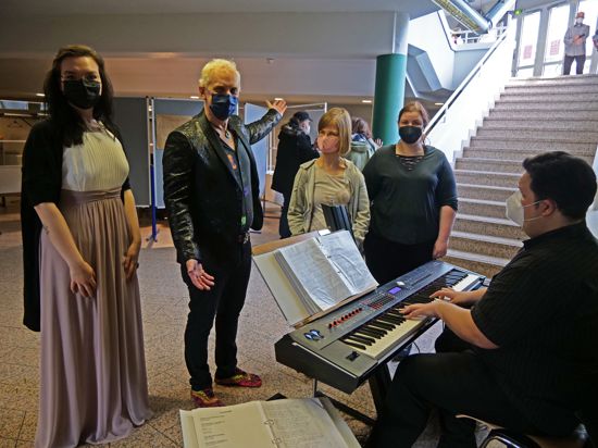 Musical-Sänger Katrin Peters und Chris Murray, Andrea Wilfert, Anna Kelber und Pianist Manuel Kelber-Bender (von links)