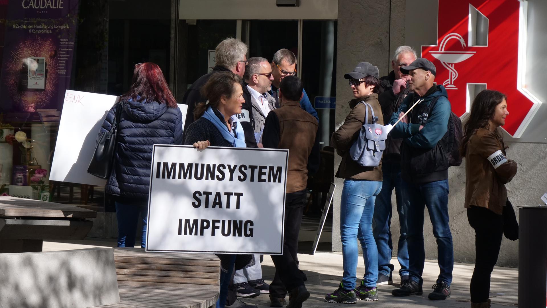 Impfgegner demonstrierten am Montag vor den Räumlichkeiten einer Impfaktion in der Innenstadt