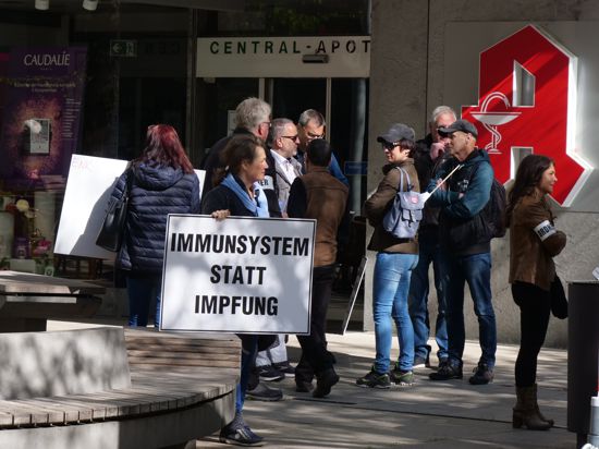 Impfgegner demonstrierten am Montag vor den Räumlichkeiten einer Impfaktion in der Innenstadt