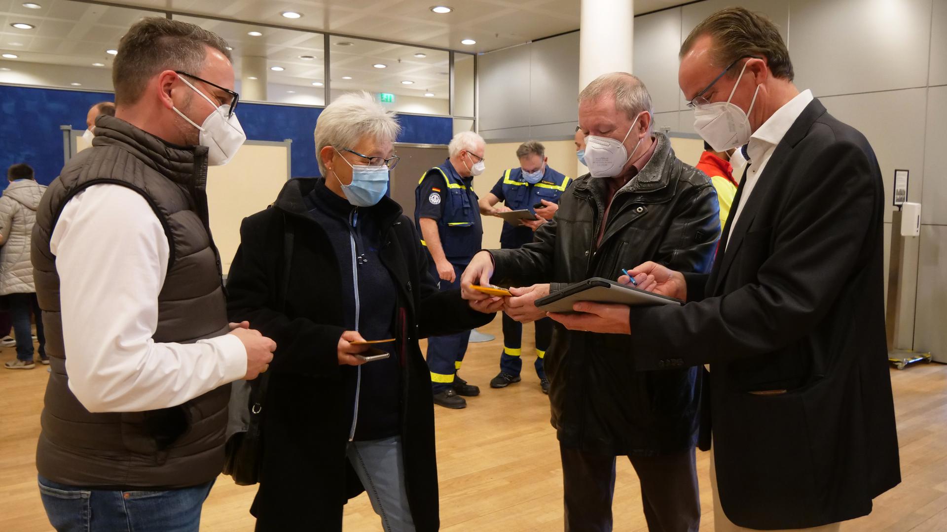 Andrea und Frank Wunderlich wurden von OB Peter Boch (links) und dem CDU-Bundestagsabgeordneten Gunther Krichbaum (rechts) empfangen. Beide fungierten als Impfpaten bei dieser Aktion.