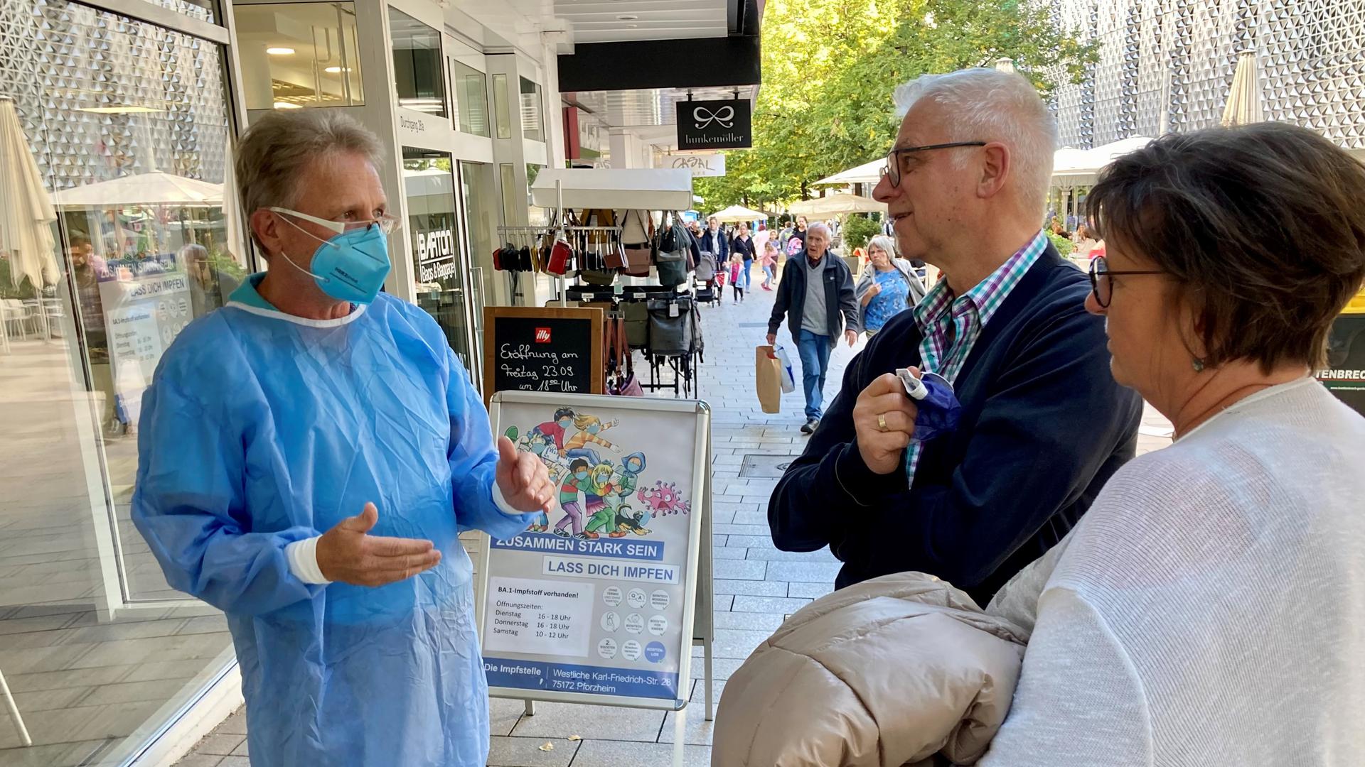Motivierter Impfarzt: Uwe Hassepaß erlebt mit seiner „Impfstelle“ in der Fußgängerzone derzeit wieder starke Nachfrage. Hier ist er im Informationsgespräch mit dem Ehepaar Teichmann.