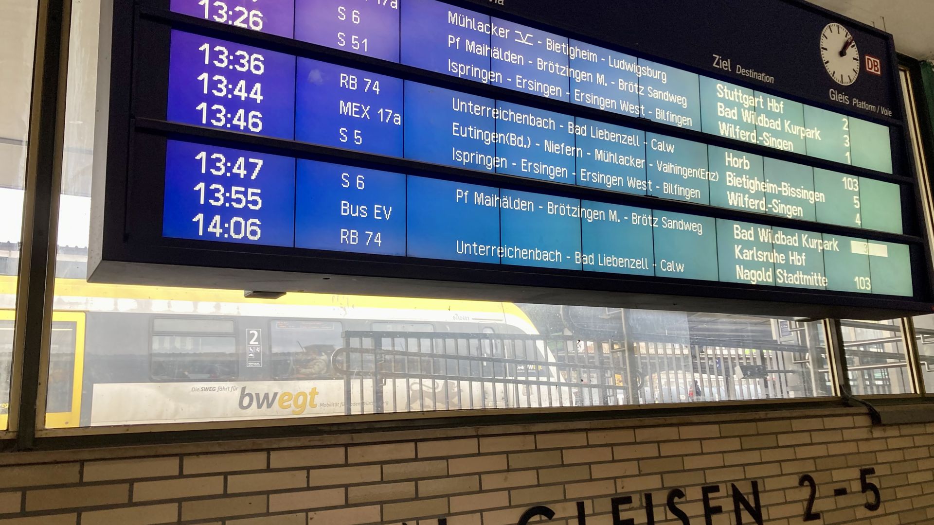 Die Infotafel am Pforzheimer Hauptbahnhof zeigt nicht, welche Züge ausfallen. Und auch nicht, wo der Ersatzbus abfährt.