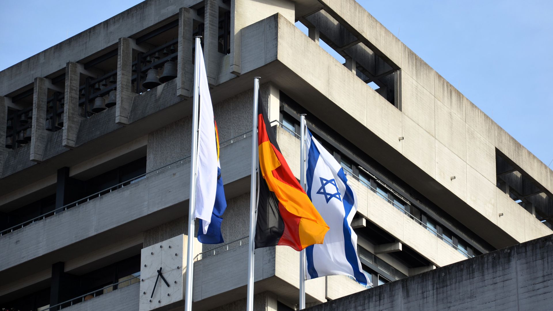 Die Flagge Israels weht am Pforzheimer Rathaus neben denen von Deutschland und Pforzheim.