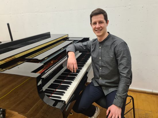 Johannes Antoni ist Chorleiter am Theater Pforzheim, Komponist, Pianist, Ensembles-Leiter, Gründer und künstlerischer Leiter des Baden-Württembergischen Kammerchors.