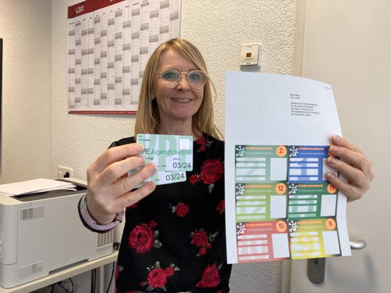 Elvira Wacker mit den bislang üblichen Schülermonatskarten aus Papier im Halbjahresabo und mit der neuen Plastikkarte für das 365-Euro-Ticket fürs ganze Jahre im ganzen Land