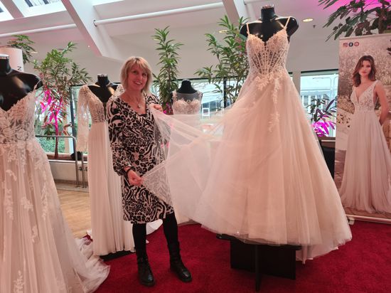 Bei Hochzeiten darf es wieder ein Prinzessinnenkleid sein, weiß Karin Finkbeiner, von Brautmoden-Boutique Freudenstadt, eine von rund 40 Ausstellern beim Hochzeitstag im CCP.