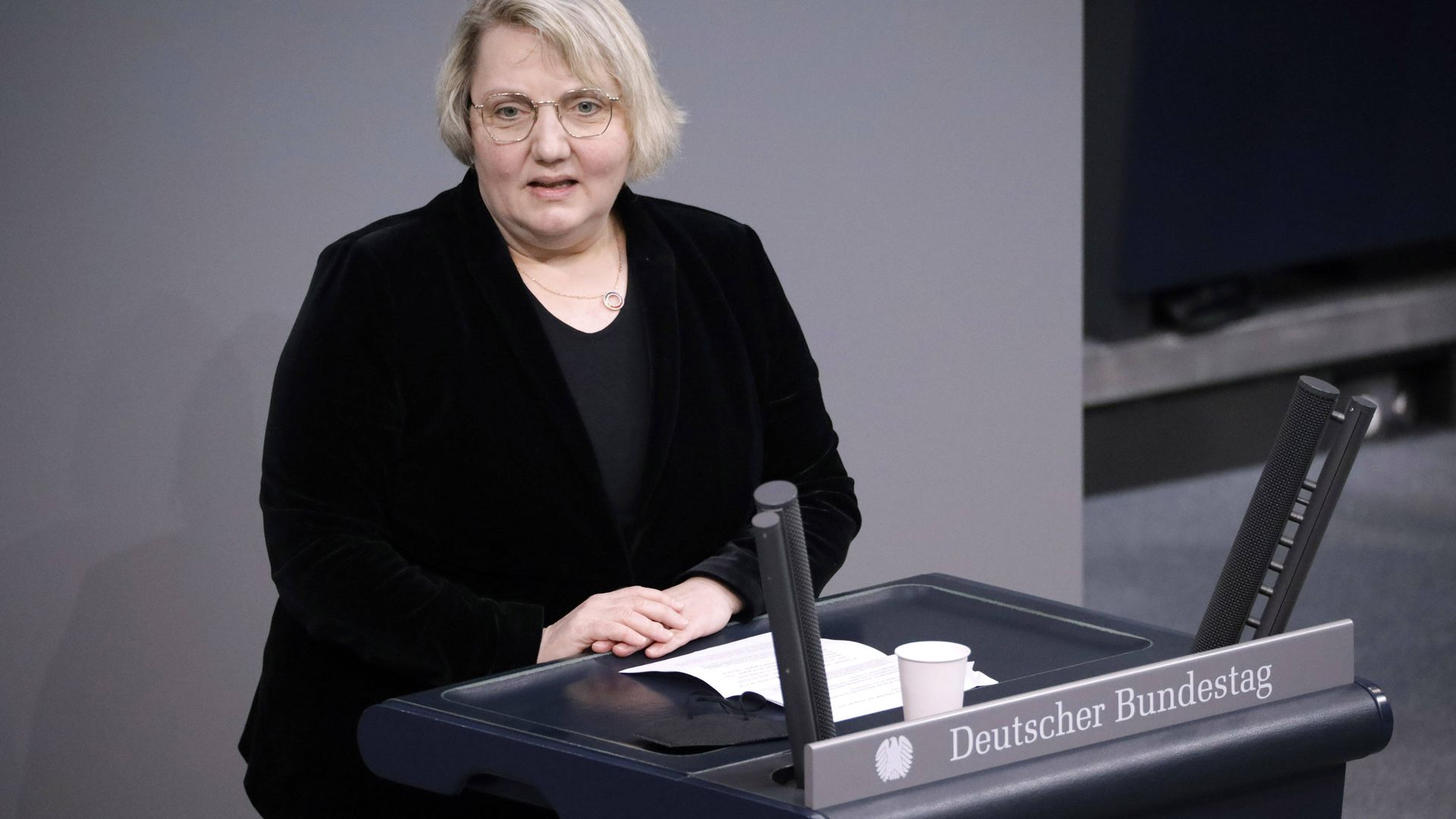 Katja Mast am Rednerpult in der 20. Sitzung des Deutschen Bundestages im Reichstagsgebäude.