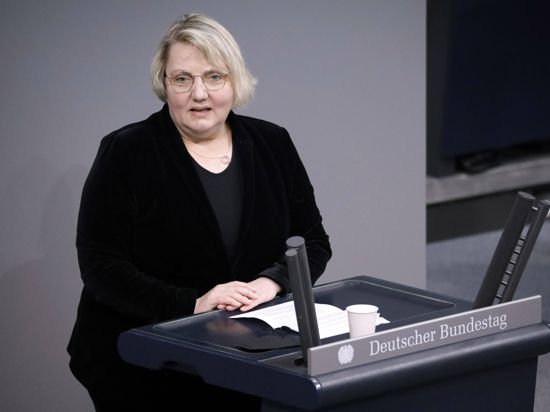Katja Mast am Rednerpult in der 20. Sitzung des Deutschen Bundestages im Reichstagsgebäude.