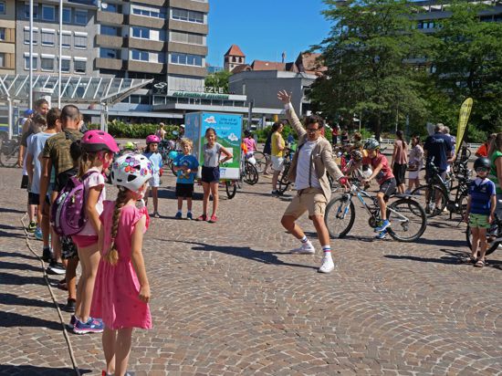 Clown Jacques Müllsack (Mitte) begleitete die jüngste Kidical mass, die vom Waisenhausplatz zum Wartbergbad führte, um für eine sichere radwege-Infrastruktur in der Stadt zu sensibilisieren