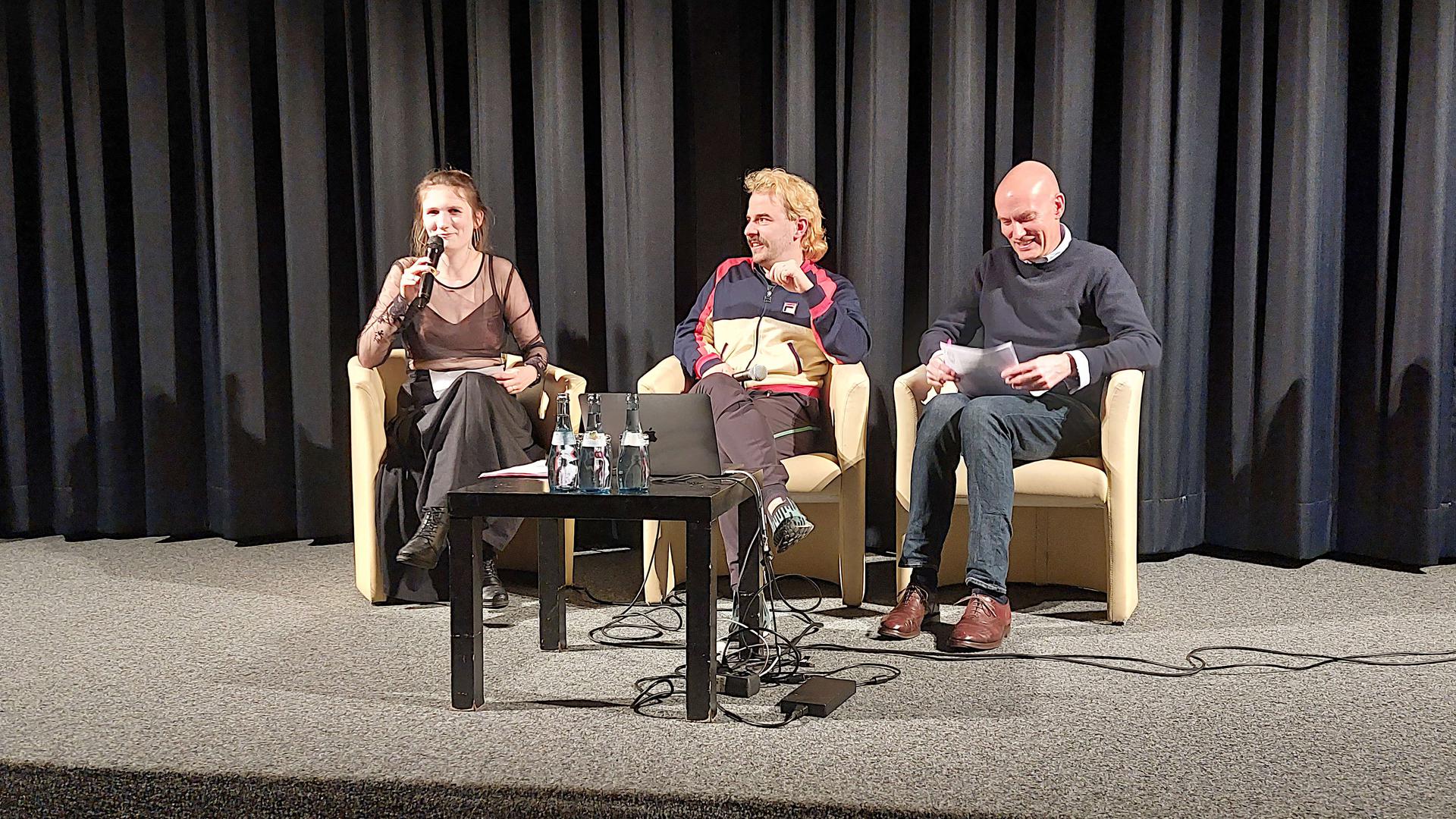 Pazifistisches Statement: Leonhard Müllner (Mitte) erzählt im Gespräch mit Mediendesign-Studentin Amelie Heckel und Thomas Hensel, wie Computerspiele vom Künstlerkollektiv „Total Refusal“ umgewidmet werden.