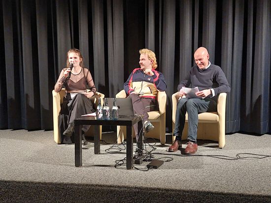 Mediendesign-Studentin Amelie Heckel, Leonhard Müllner und Thomas Hensel (V. links) diskutierten mit dem Publikum über die Umdeutung von Computerspielen. 