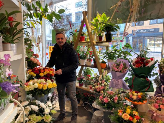 Nuri Yolcu muss seinen Blumenladen im Galeria-Gebäude aufgeben. Er zieht rund 150 Meter weiter in neue Räumlichkeiten.