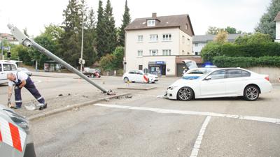 Auto Unfall Straßenlaterne Kreuzung