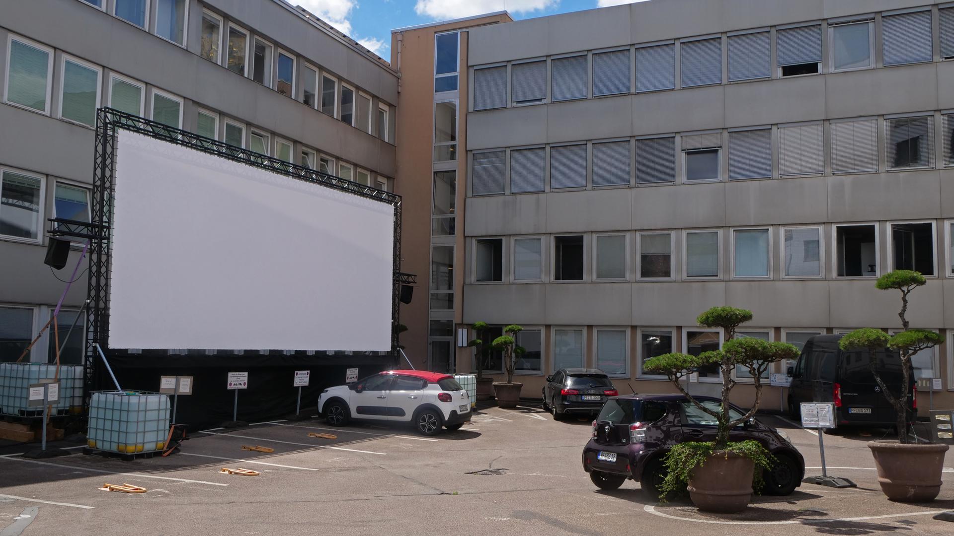Kinoleinwand in Hof an Gebäudefront