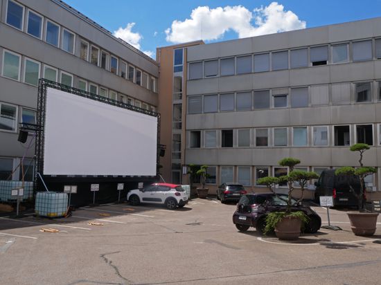 Kinoleinwand in Hof an Gebäudefront