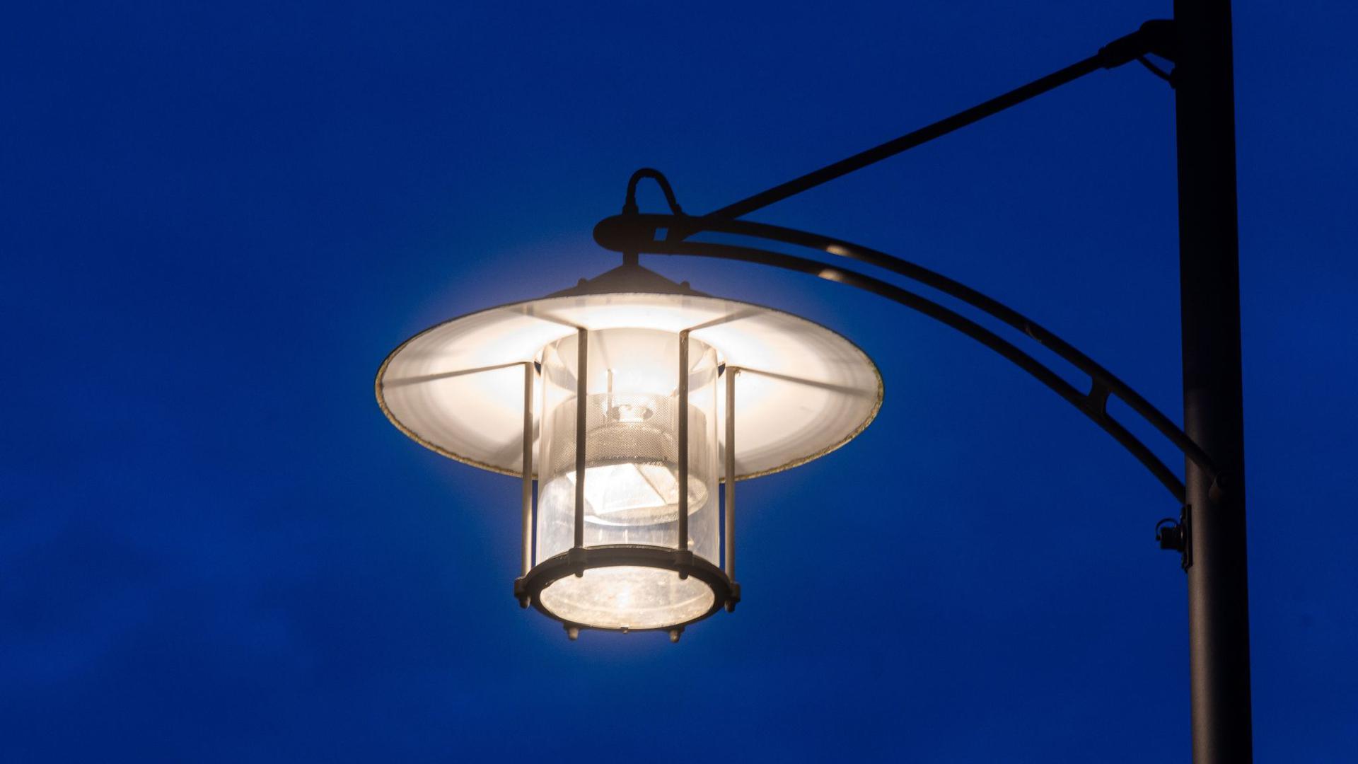 Weniger Licht: Auch Pforzheim will bei der Straßenbeleuchtung sparen. Abends und nachts läuft sie nur noch im 50 Prozent-Betrieb.