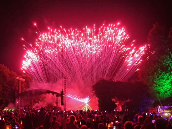 Feuerwerk und Lasershow erzeugten beim Lichterfest im Pforzheimer Enzauenpark einen besonderen Moment, der viele Besucher ins Schwärmen brachte.