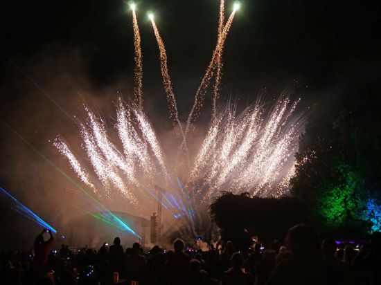Feuerwerk und Lasershow machten das Lichterfest zu einem besonderen Moment, der viele Besucher ins Schwärmen brachte.