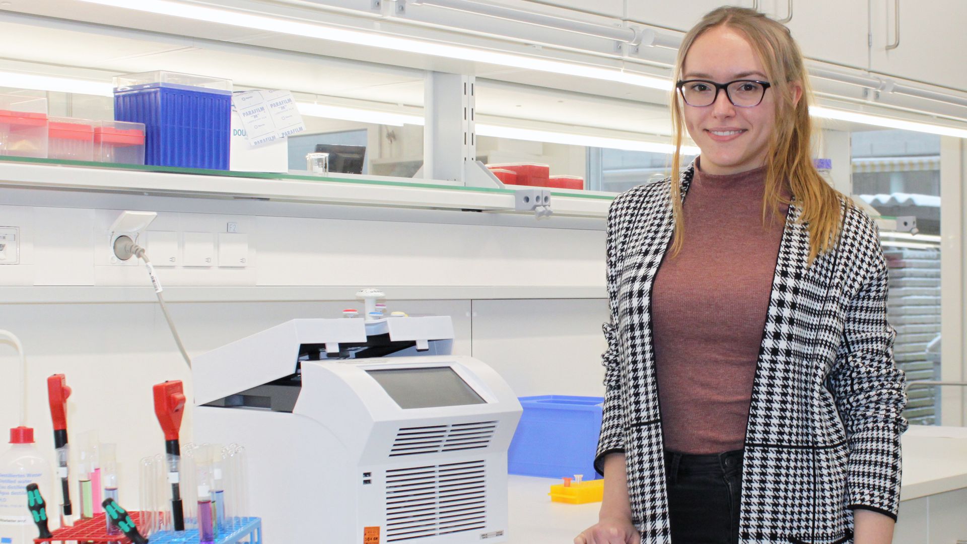 Yana Bulkotina im Analytiklabor ihres Bachelorstudiengangs „Medizintechnik“ auf dem Campus der Fakultät für Technik. Links im Vordergrund: SureCycler-8800-Endpunkt-PCR-Gerät.