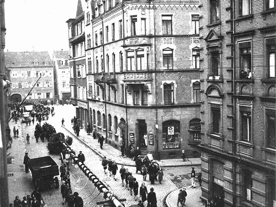 Der Maibaum aus dem Hagenschieß (Foto von 1938) wird durch die Kreuzstraße und die Holzgartenstraße zum Marktplatz gebracht.