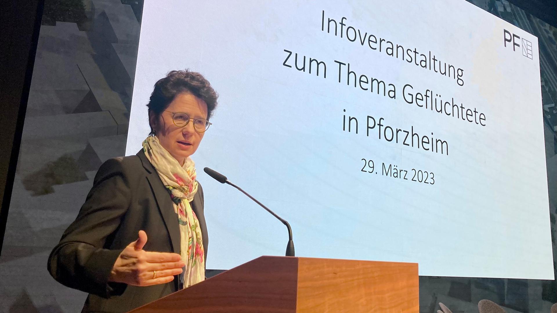 Migrationsministerin Marion Gentges (CDU) spricht am Rednerpult im Forum des Pforzheimer Turmquartiers über Flüchtlingsfragen.