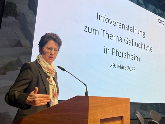 Migrationsministerin Marion Gentges (CDU) spricht am Rednerpult im Forum des Pforzheimer Turmquartiers über Flüchtlingsfragen.