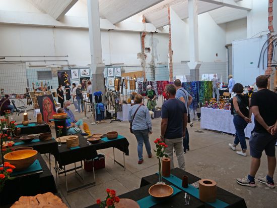 56 Aussteller boten beim Herbstkunstmarkt im Alten Schlachthof eine große Vielfalt von Tonarbeiten bis zu Gemälden
