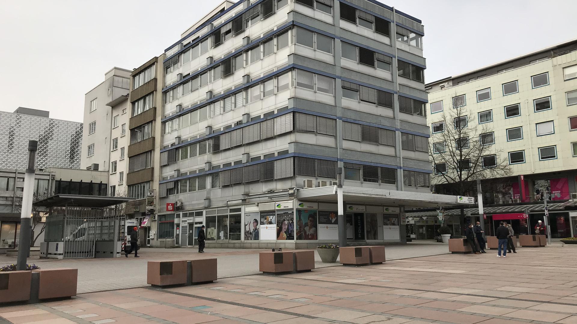 Sanierungsbedürftiges Gebäude der Sparkasse an der Ecke Westliche/Marktplatz/Höllgasse in Pforzheim