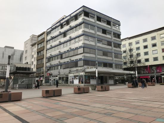 Sanierungsbedürftiges Gebäude der Sparkasse an der Ecke Westliche/Marktplatz/Höllgasse in Pforzheim