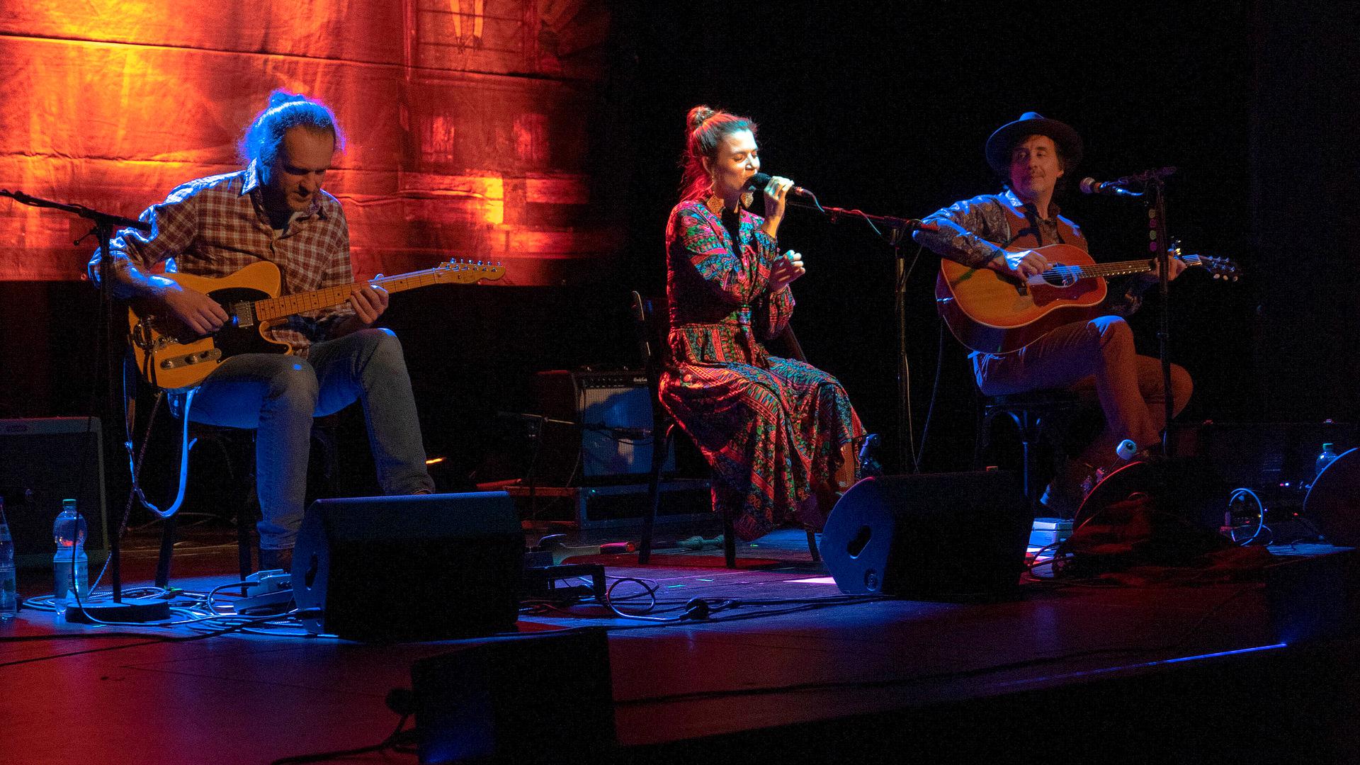 Hartmut Frost (Gitarre), Sarah Brückner und Steffen Brückner (von links) auf der Bühne im Kulturhaus Osterfeld.